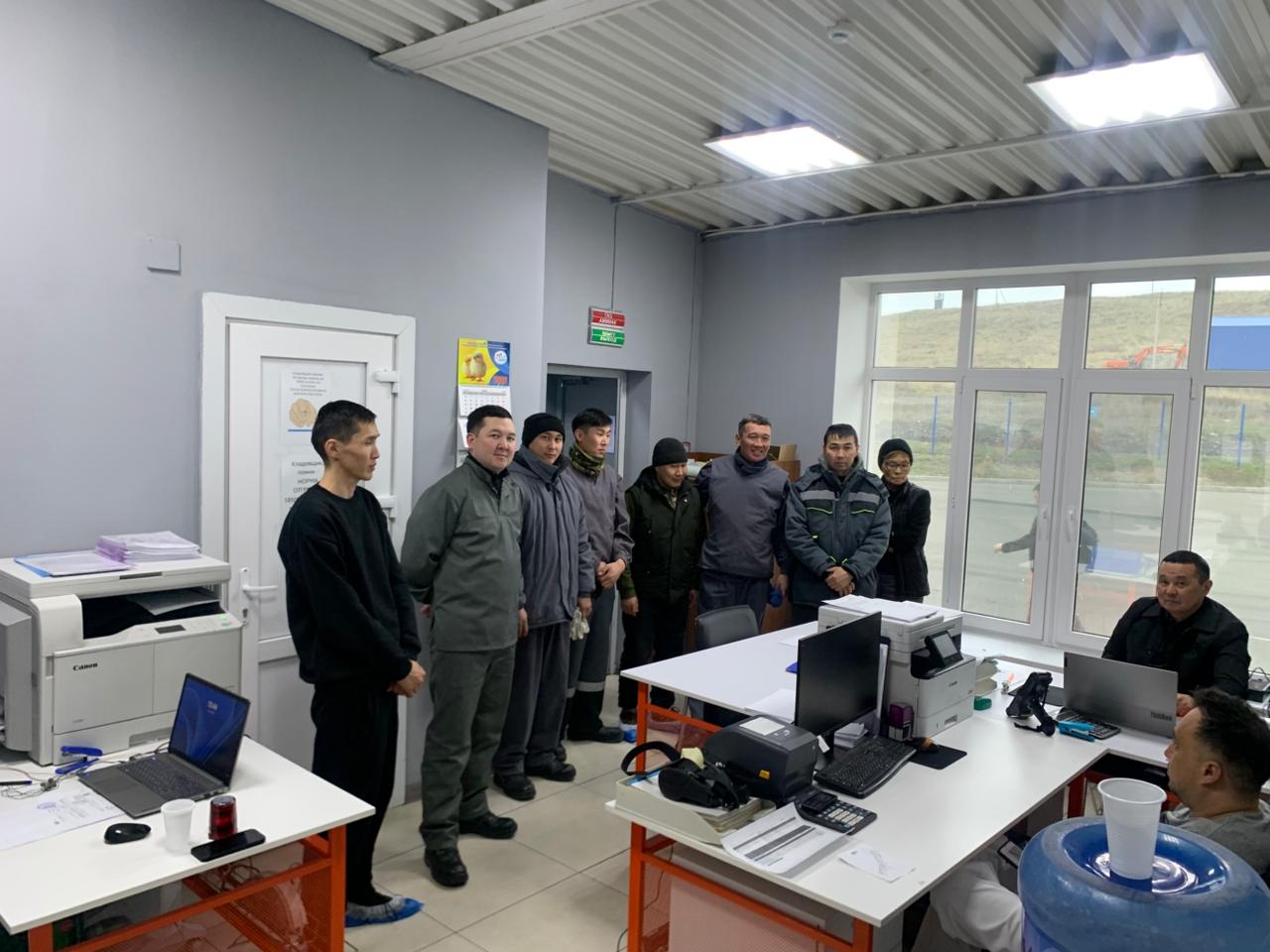 МЕМЛЕКЕТТІК ЕҢБЕК ИНСПЕКТОРЫ ӨСКЕМЕН ҚҰС ФАБРИКАСЫ ҚЫЗМЕТКЕРЛЕРІМЕН КЕЗДЕСТІ