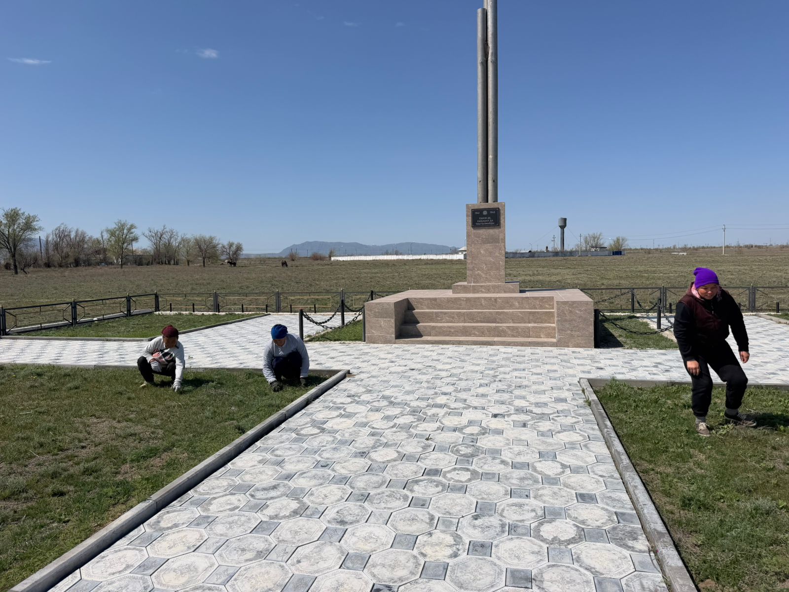 Ұлы Отан соғысы ардагерлеріне арналған ескерткіштерге абаттандыру жұмыстары жүргізілді