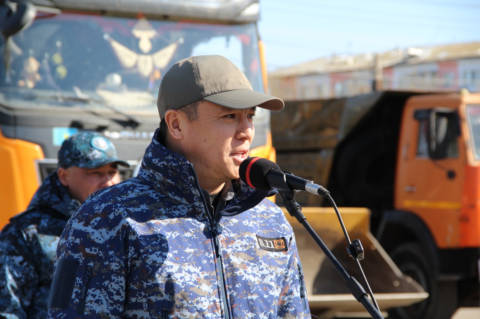 Петропавлдағы Жеңіс саябағынан полицейлер үш жүк көлігі қоқыс шығарды