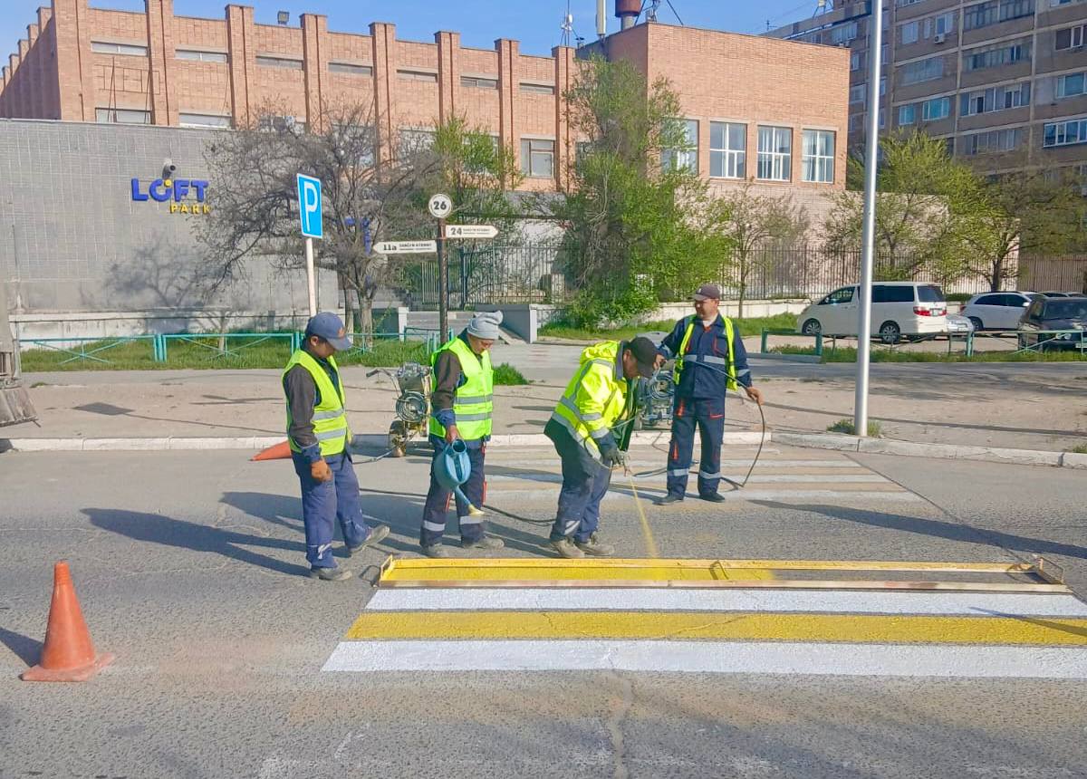 Ақтауда жолдар тазаланып, таңбалар жаңартылуда