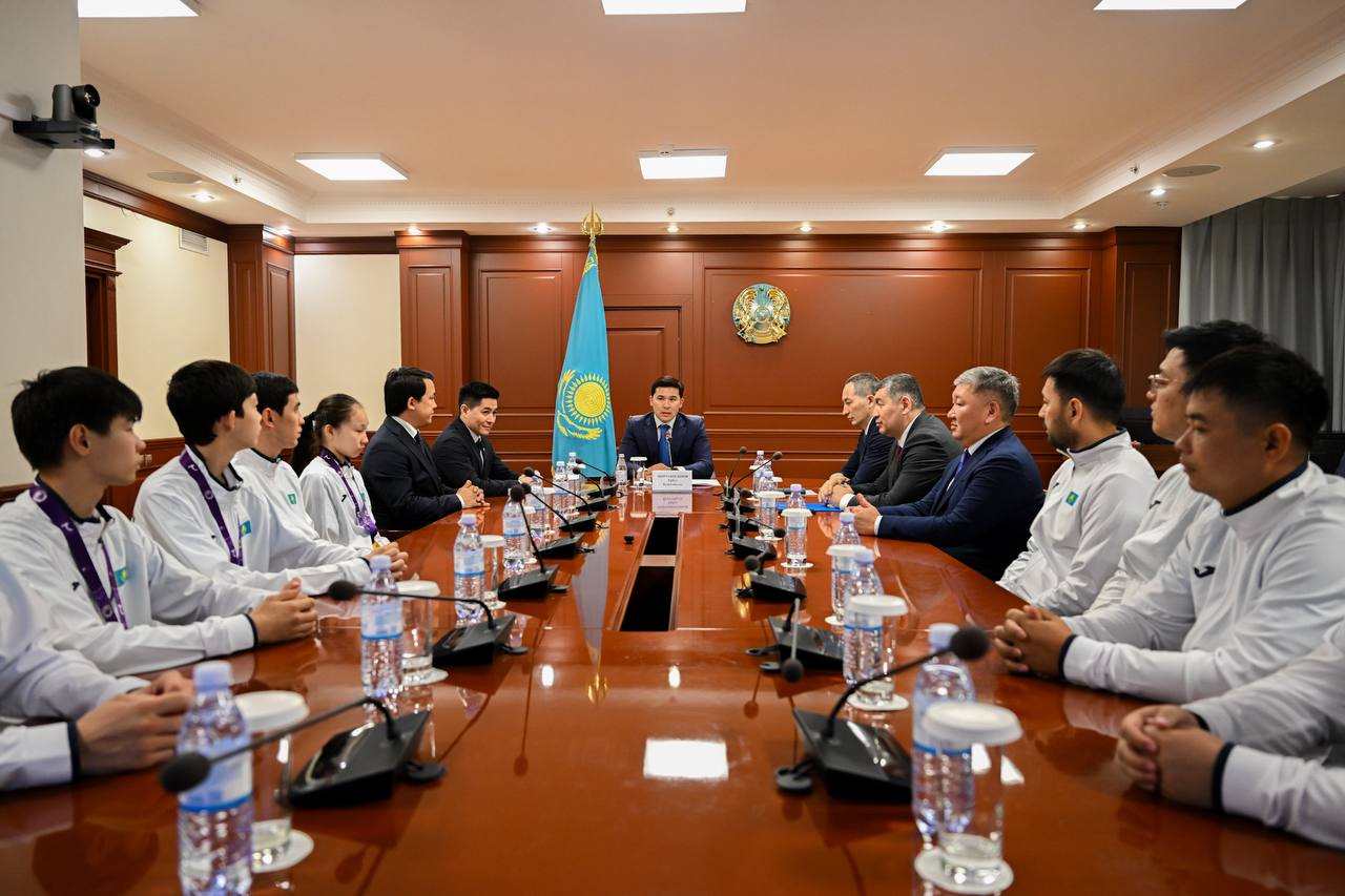 Ербол Мырзабосынов наградил чемпионку мира по таеквондо Айым Серикбаеву