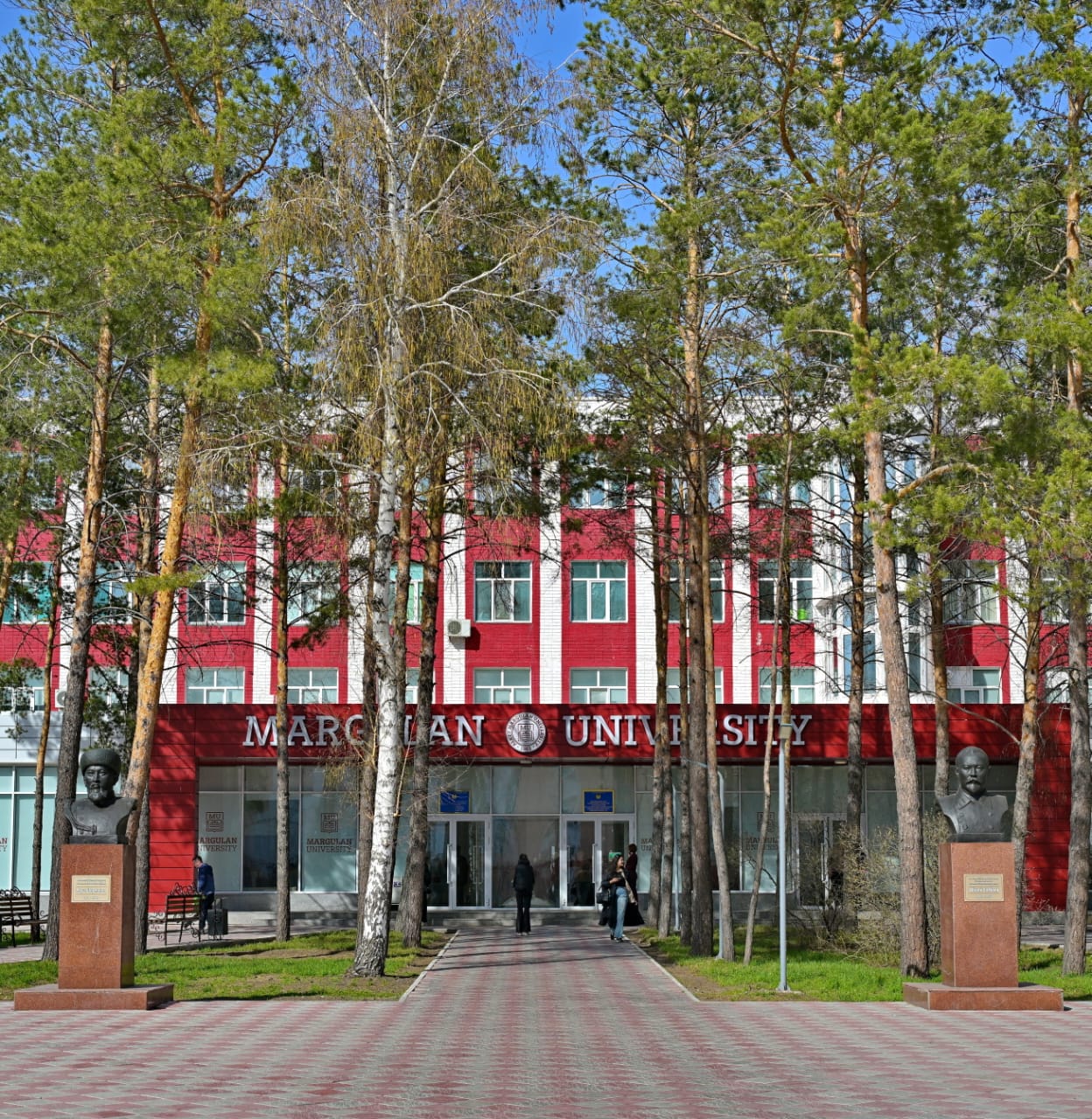 Аким области Асаин Байханов посетил Павлодарский педагогический университет им. Ә. Марғұлана, где встретился со студентами и профессорско-преподавательским составом вуза