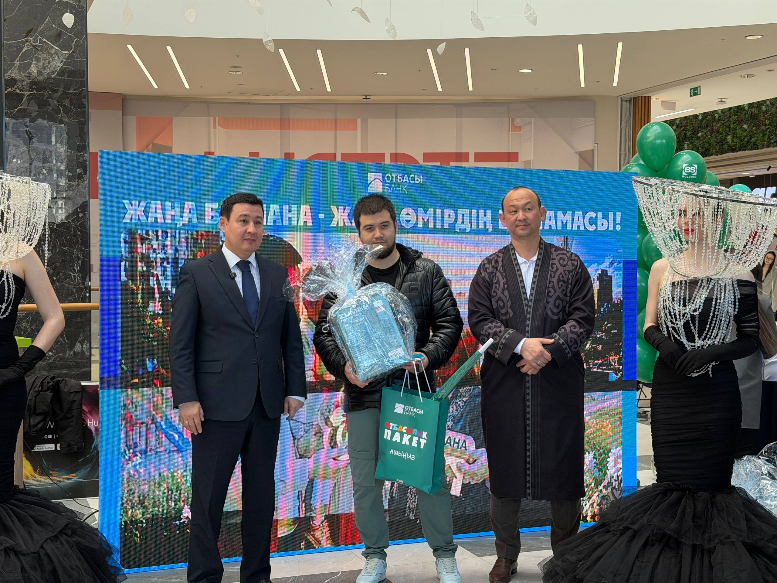 Ақтау қаласының әкімі 12 отбасыға жаңа пәтерлердің кілтін табыстады