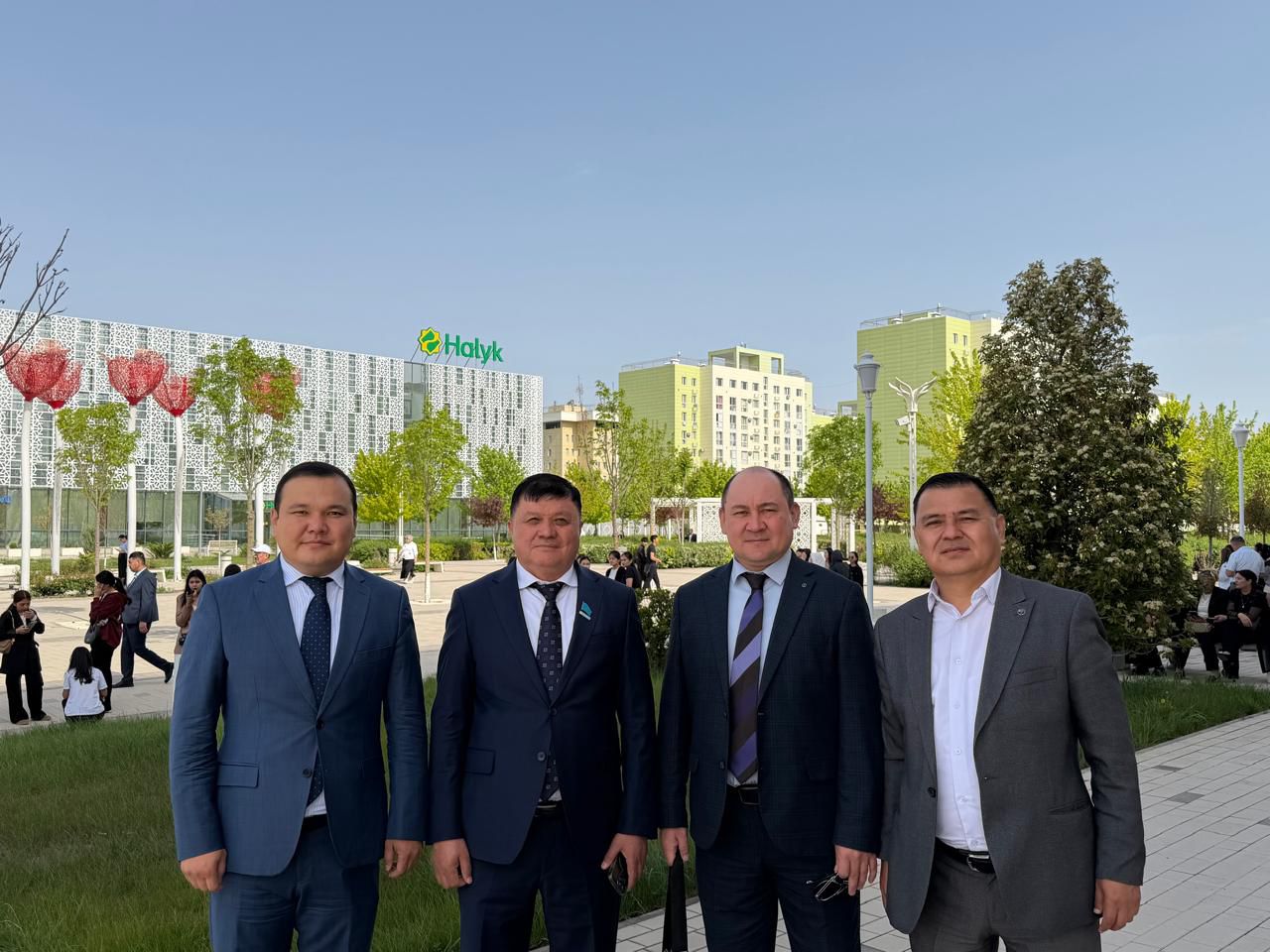 Түркістан қаласында бос жұмыс орындары жәрмеңкесі өтуде.