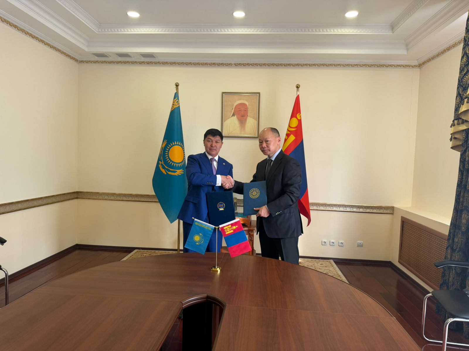 Қала әкімі Ернат Бәзіл Моңғолияның Қазақстандағы Елшісі Гунаажавын Батжаргалмен кездесті