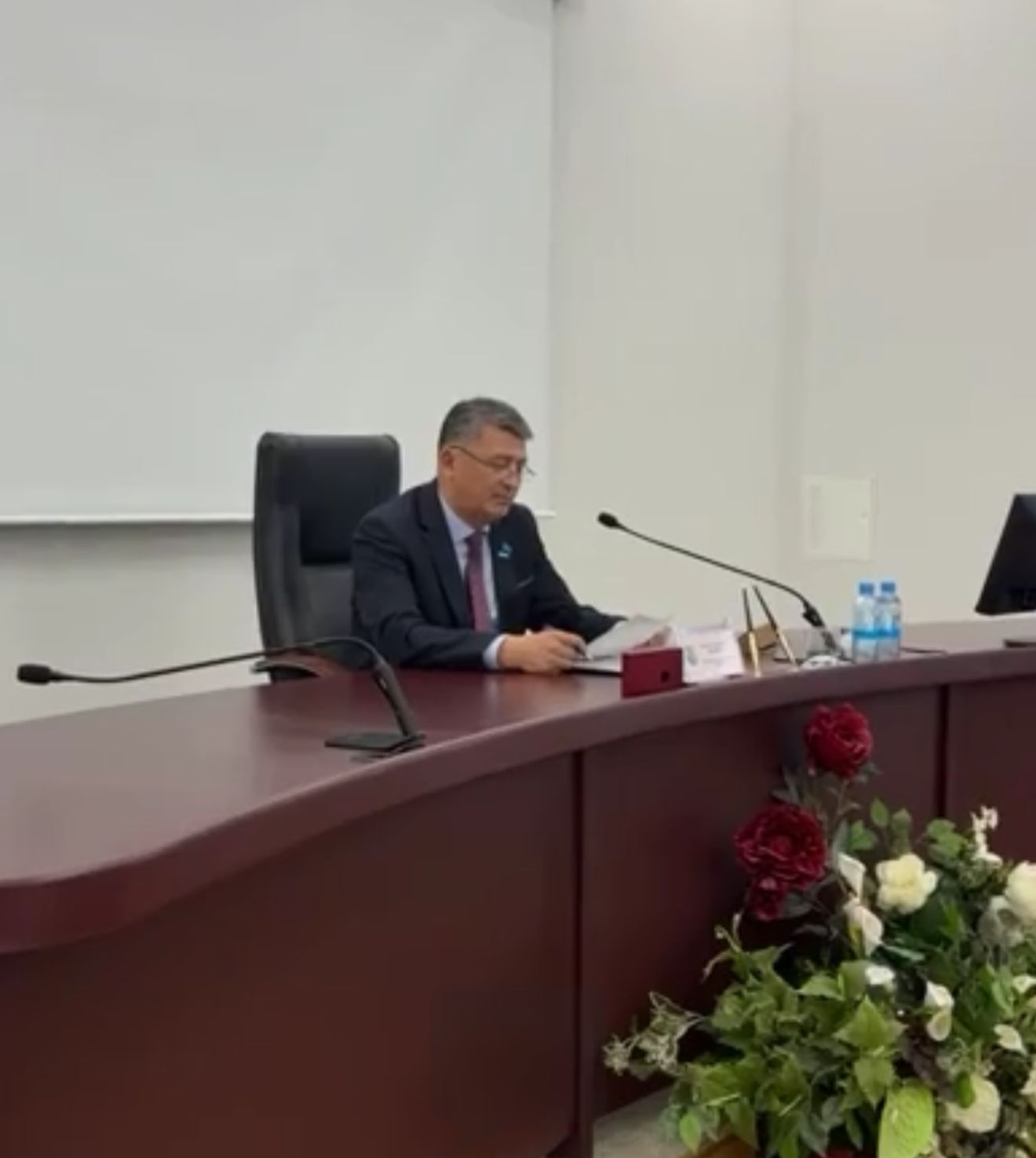 Сегодня, 21 апреля 2026 года, под председательством Омаргали Байгабулова, состоялась внеочередная сессия Костанайского городского маслихата.