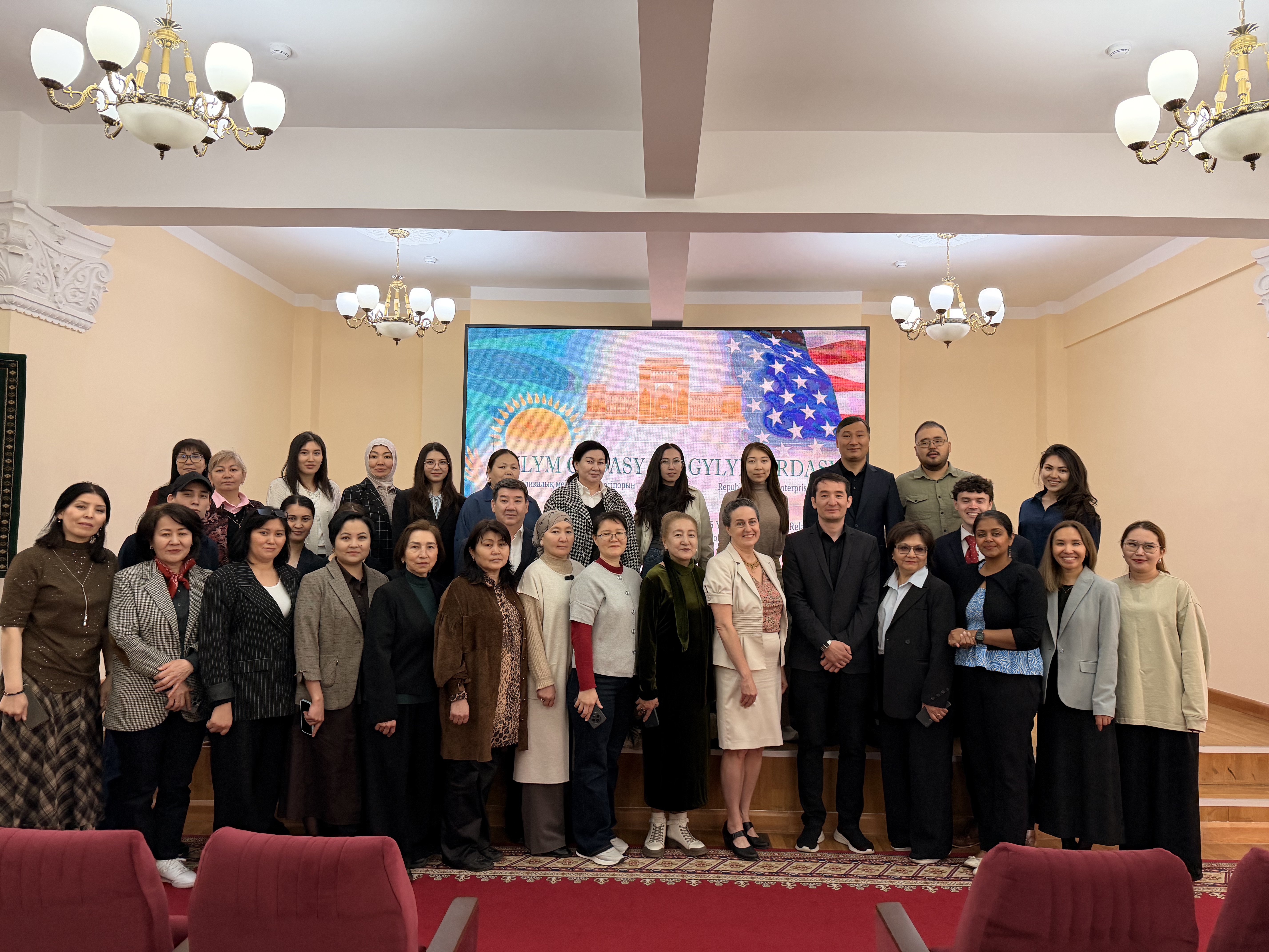 Генеральное консульство США передало фонду «Ғылым ордасы» уникальную коллекцию научных книг