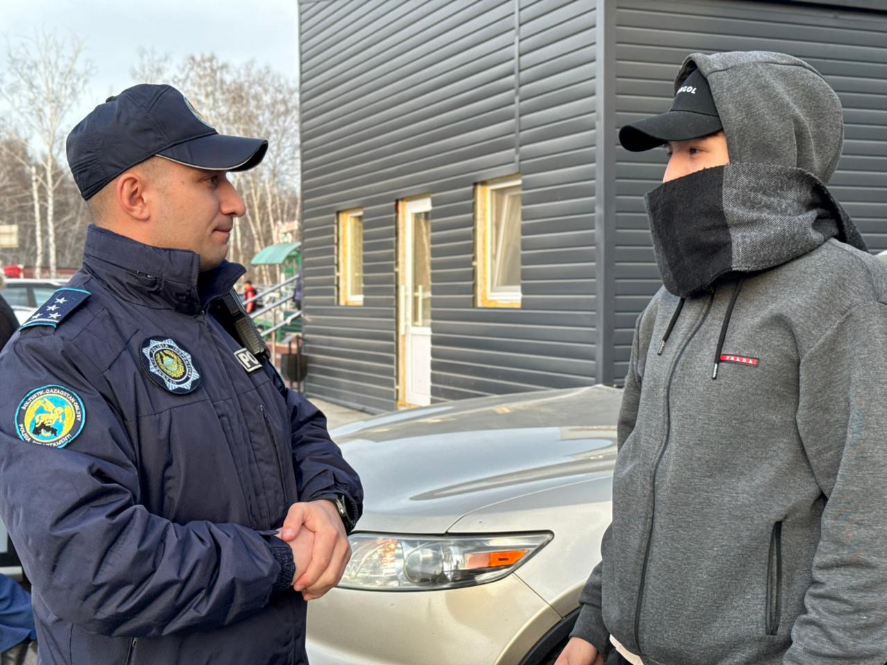 Бірінші рет — ескерту: СҚО-да полицейлер бетті жабуға тыйым салуды түсіндіруде