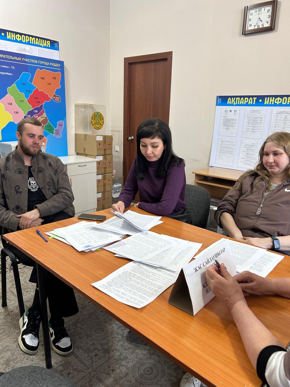 20 апреля 2026 года в Риддерской городской территориальной избирательной комиссии прошло очередное заседание Клуба молодых избирателей. В ходе встречи участники обсудили важные вопросы расширения состава Клуба, уделив особое внимание привлечению активной и инициативной молодёжи. Также состоялось обсуждение мероприятий на текущий год в соответствии с Планом работы Клуба молодых избирателей города Риддера