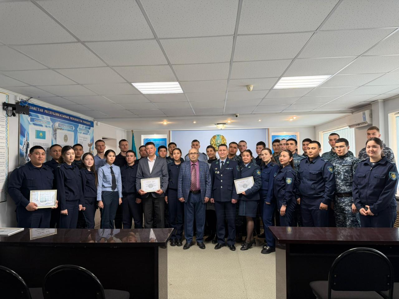 Тәжірибе мен жас буын: тәлімгерлер жаңа қызметкерлерге білім беруде