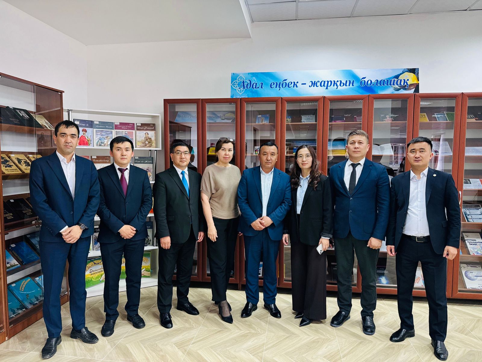 КІТАПХАНАДА ЕҢБЕК БҰРЫШЫ АШЫЛДЫ