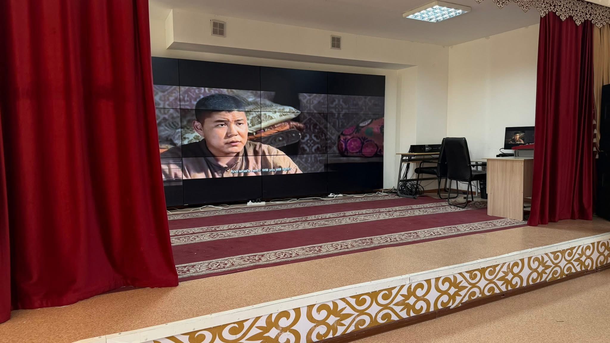 ТҮРКІСТАНДА ОҚУШЫЛАРҒА ПАТРИОТТЫҚ КИНО КӨРСЕТІЛДІ