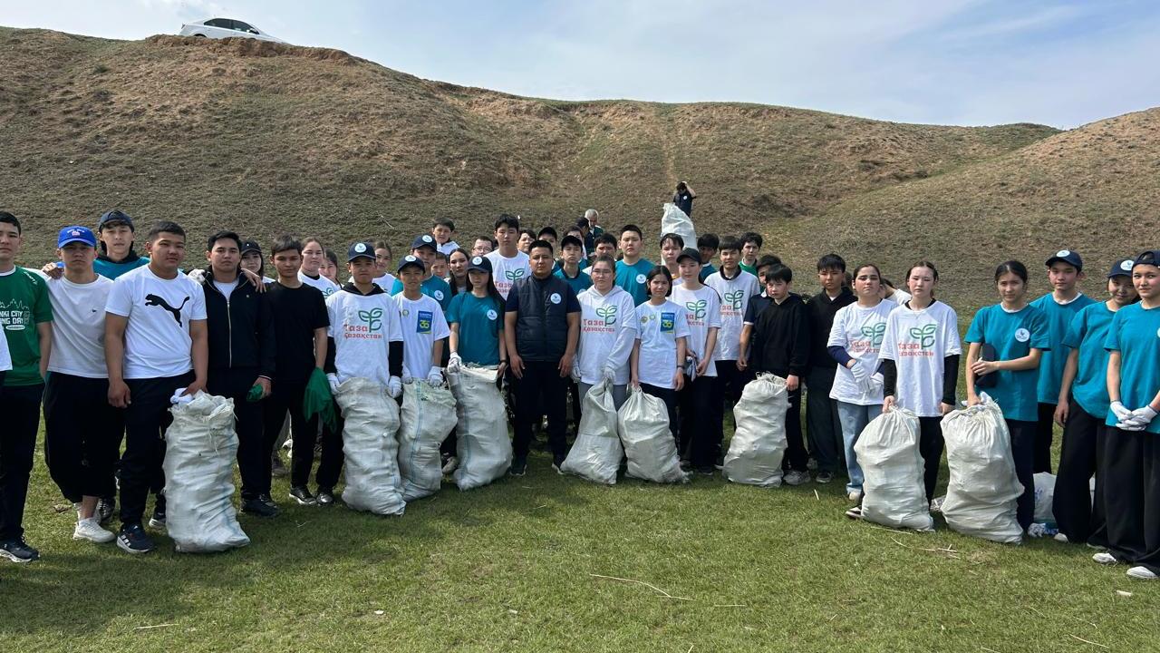 «Таза жағалау»: волонтёры Карагандинской области очищают берега Нуры и меняют отношение к экологии