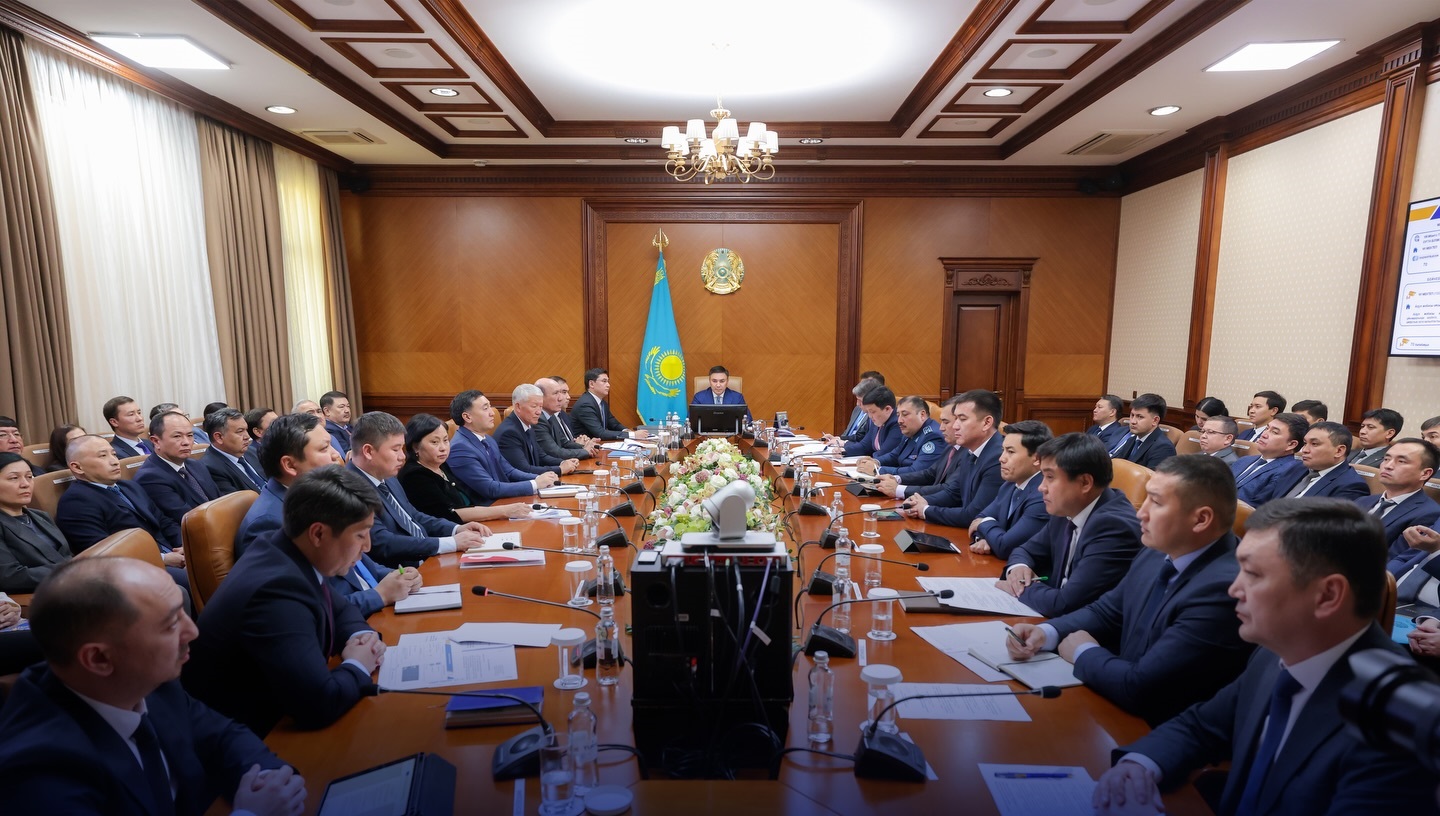 АППАРАТ ОТЫРЫСЫ: ӨЗЕКТІ МӘСЕЛЕЛЕР ҚАРАЛДЫ