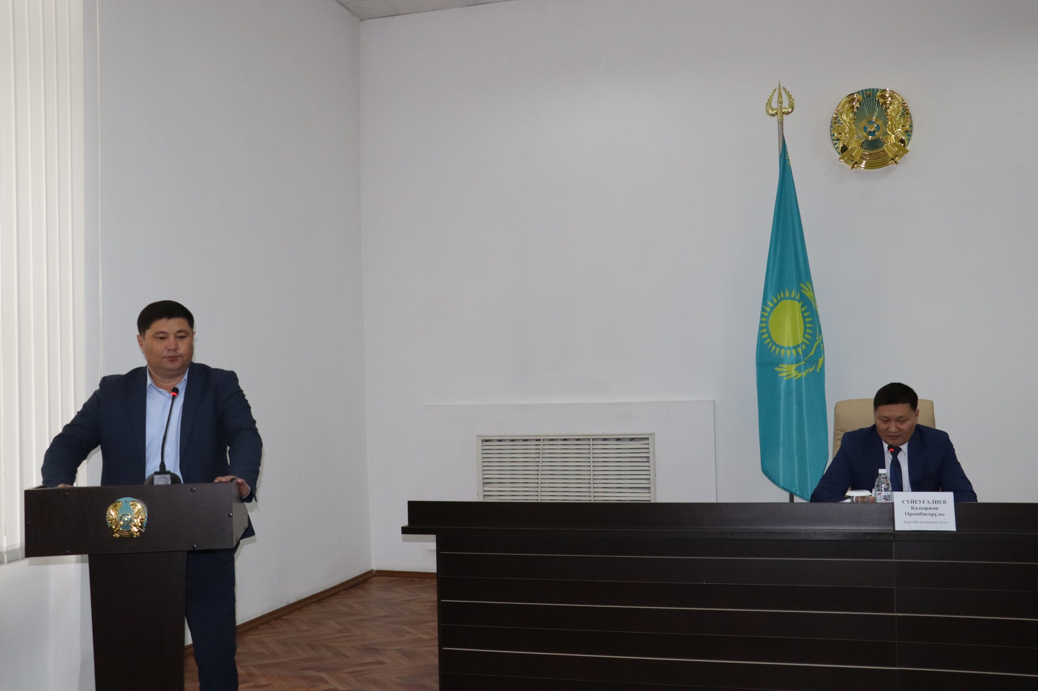 Төтенше жағдайлардың алдын алу комиссиясының отырысы 20 сәуірде аудандық мәслихаттың мәжіліс залында аудандық төтенше жағдайлардың алдын алу және оларды жою жөніндегі комиссияның кезекті отырысы өтті. Отырысқа комиссия төрағасы, аудан әкімі Қ.Сүйеуғалиев төрағалық етті. Күн тәртібіндегі алғашқы мәселе 2026 жылғы өрт қауіпті маусымына дайындық туралы, «Ауыл құтқарушысы» бағдарласының орындалуы жөнінде аудандық төтенше жағдайлар бөлімінің бастығы Мэлс Искаков баяндама жасады. Сонымен қатар, 2026 жылғы су тасқыны кезеңінің қорындысы жөнінде баяндама жасалды. – Қаратөбе ауданының 2026 жылғы жұмыс жоспарына сай, сәуір айында Қаратөбе ауданы мен Сырым ауданы ерікті өрт сөндіру құрамаларының арасында дала өрттін сөндіруді ұйымдастыру тақырыбында далалык оқу-жаттығу өткізілді. Оқу-жаттығуды Қаратөбе ауылдық округ әкімі, ЕӨКЖ, құрал-саймандары және техникаларымен шығып жақсы деңгейде өткізді. Бұл далалық оқу-жаттығудың өткізу мақсаты ауданымызда күрделі далалық өрт болған жағдайда көршілес ауданның ӨСБ-нің және ЕӨҚЖ-н шакырта отырып, бірлесе отырып өртті сөндіру болып табылады. Шалғай орналаскан елді мекендерде өрттердің уақытылы сөндіруді қамтамасыз ету мақсатында Сулыкөл және Аққозы ауылдық округтерінде маусымдық мемлекеттік емес өрт сөндіру бекеттері 3 жыл мерзімге ашылып, 1 сәуірден бастап жұмыстарын бастады, - деді Мэлс Тілектесұлы өз баяндамасында. Отытыста қаралған суға шомылу маусымында судағы адам өлімінің алдын алу, жазғы демалыс кезеңінде балалардың қауіпсіздігін қамтымасыз ету туралы аудандық білім беру бөлімінің бас маманы Есенгүл Рабаева баяндап берді. Күн тәртібіндегі аудан аумағындағы коммуналдық жағажайлар және басқада суға түсу орындарын ашу туралы мәселеге аудандық кәсіпкерлік және ауыл шаруашылығы бөлімінің басшысы Қанат Бадақов тоқталды.  2025-2026 жылғы қысқы және жылыту маусымының қорытындысы туралы аудандық тұрғын-үйкоммуналдық шаруашылық, жолаушылар көлігі және автомобиль жолдары бөлімінің басшысы Қанат Мұқанов баяндады.