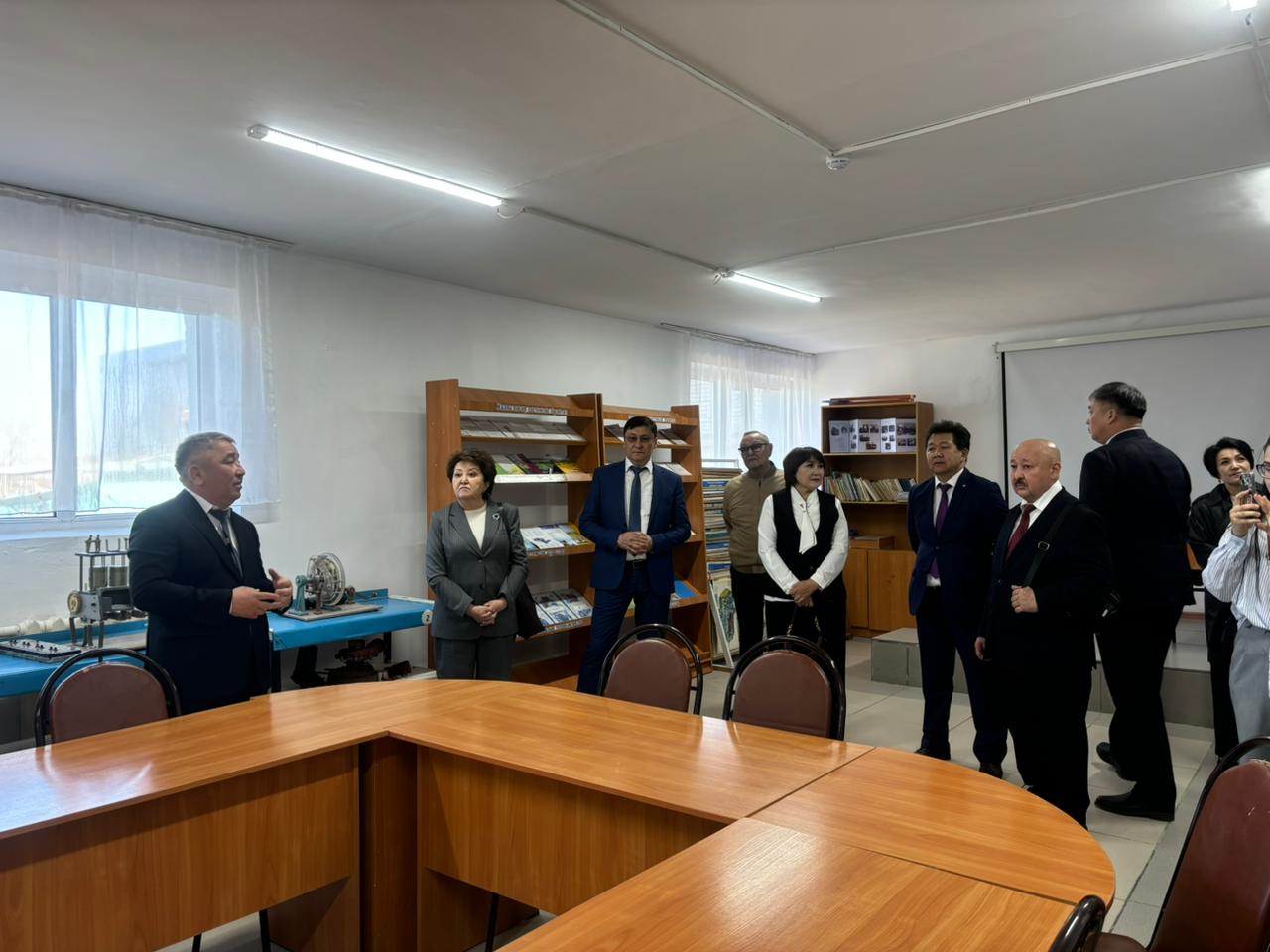 Абай облысының білім басқармасы басшысы Б. Ердембеков жұмыс сапарымен Жарма ауданы Шар қаласының білім беру ұйымдарын аралады