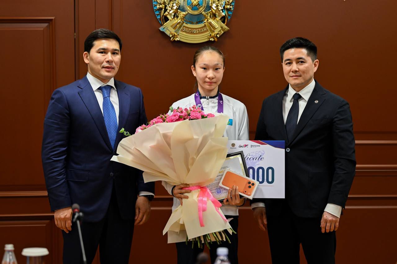 Ербол Мырзабосынов таеквондодан әлем чемпионы атанған Айым Серікбаеваға құрмет көрсетті