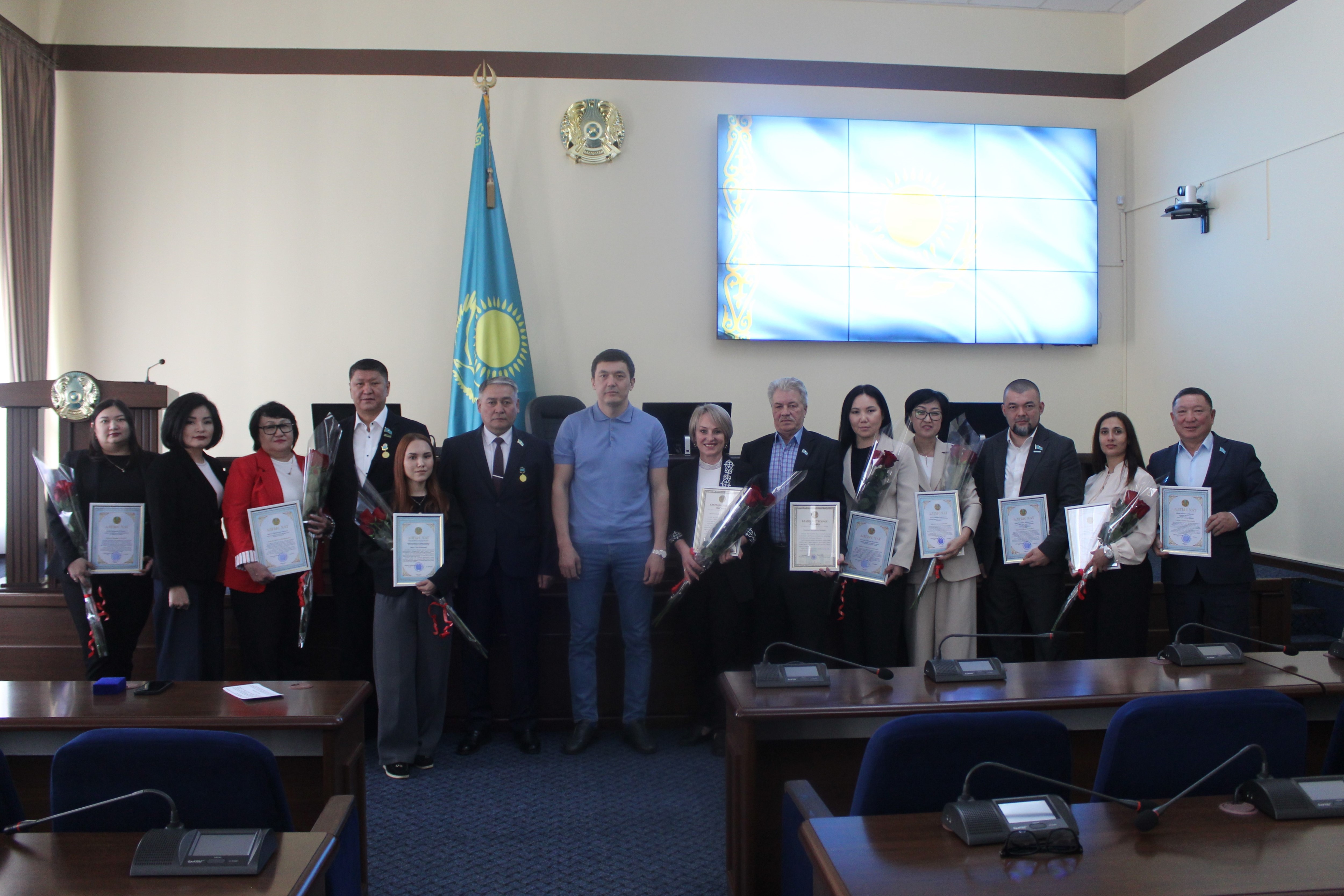 В городском акимате состоялось торжественное чествование депутатов и сотрудников аппарата маслихата которые приняли активное участие в подготовке и проведении Республиканского референдума по принятию новой Конституции Республики Казахстан.