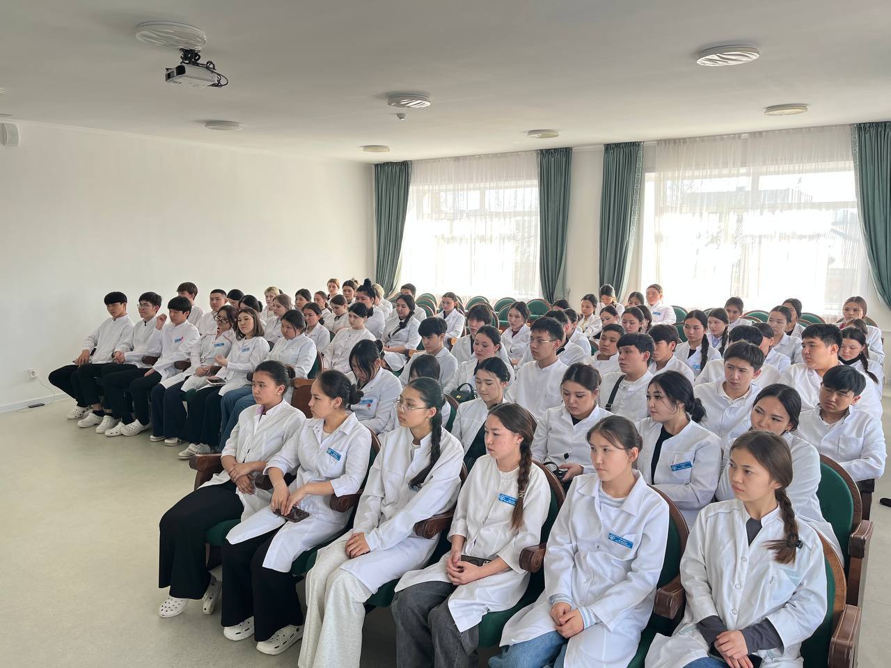 Абай облысының полицейлері 100-ге жуық колледж студентіне қауіпсіздік сабағын өткізді.