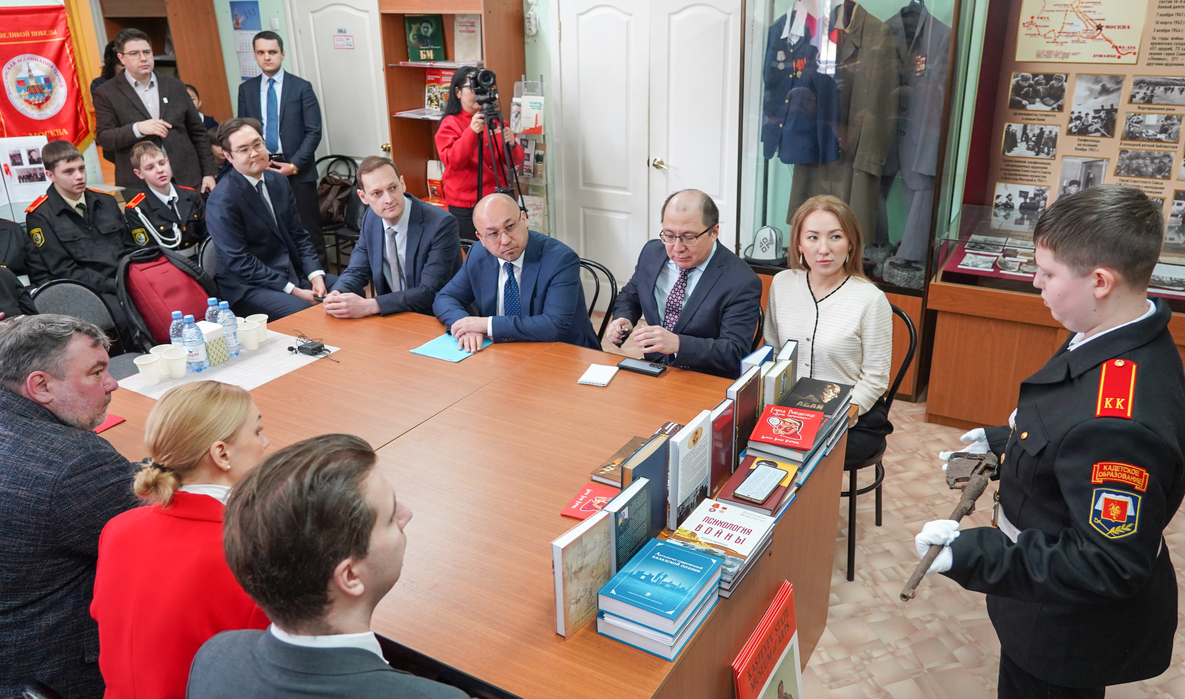 Посольство РК в РФ передало в дар  московским школам книги из своего фонда