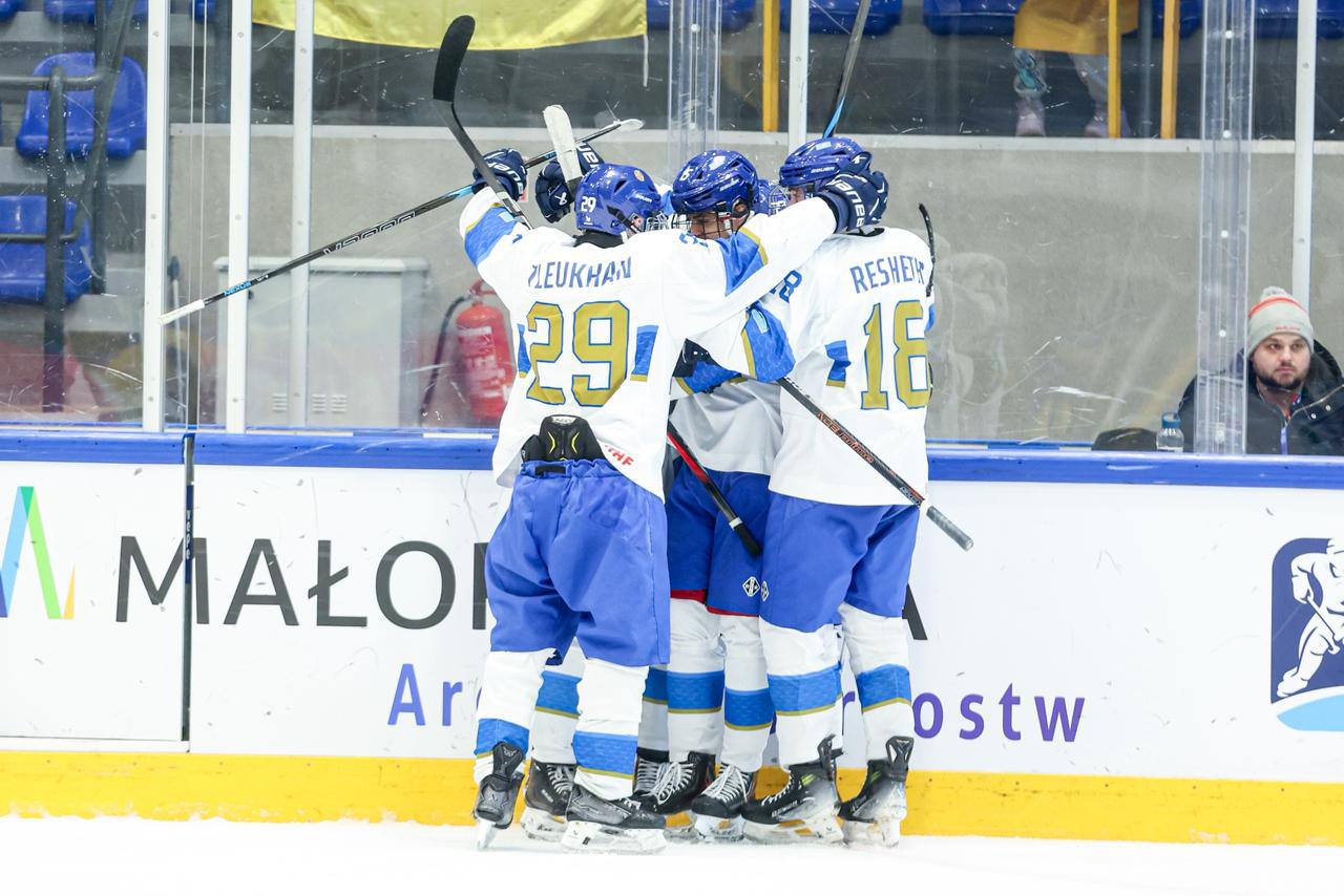 Юниорская сборная Казахстана по хоккею одержала третью победу подряд на чемпионате мира