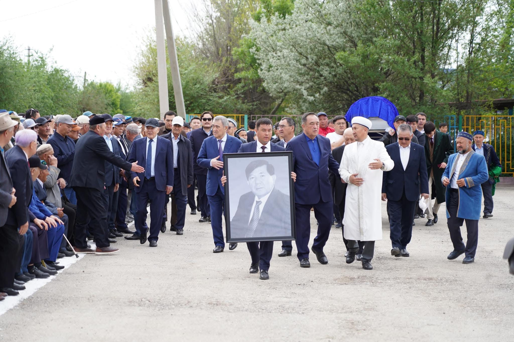 ТҮРКІСТАН ОБЛЫСЫНДА ҚАЛЫҢ ЕЛ ДАҢҚТЫ АҚЫН, ҰЛТ ҚАЙРАТКЕРІ МҰХТАР ШАХАНОВТЫ АҚТЫҚ САПАРҒА ШЫҒАРЫП САЛДЫ