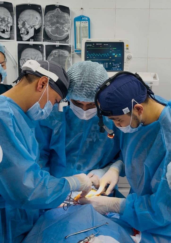9 сағатқа созылған күрделі операция: Алматы облысының дәрігерлері ауыр жарақат алған науқастың бет құрылымын қалпына келтірді