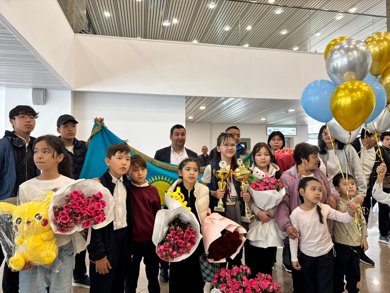 ШЫМКЕНТ ӘУЕЖАЙЫНДА ШАХМАТТАН ӘЛЕМ ЧЕМПИОНДАРЫН ҚАРСЫ АЛУ РӘСІМІ ӨТТІ