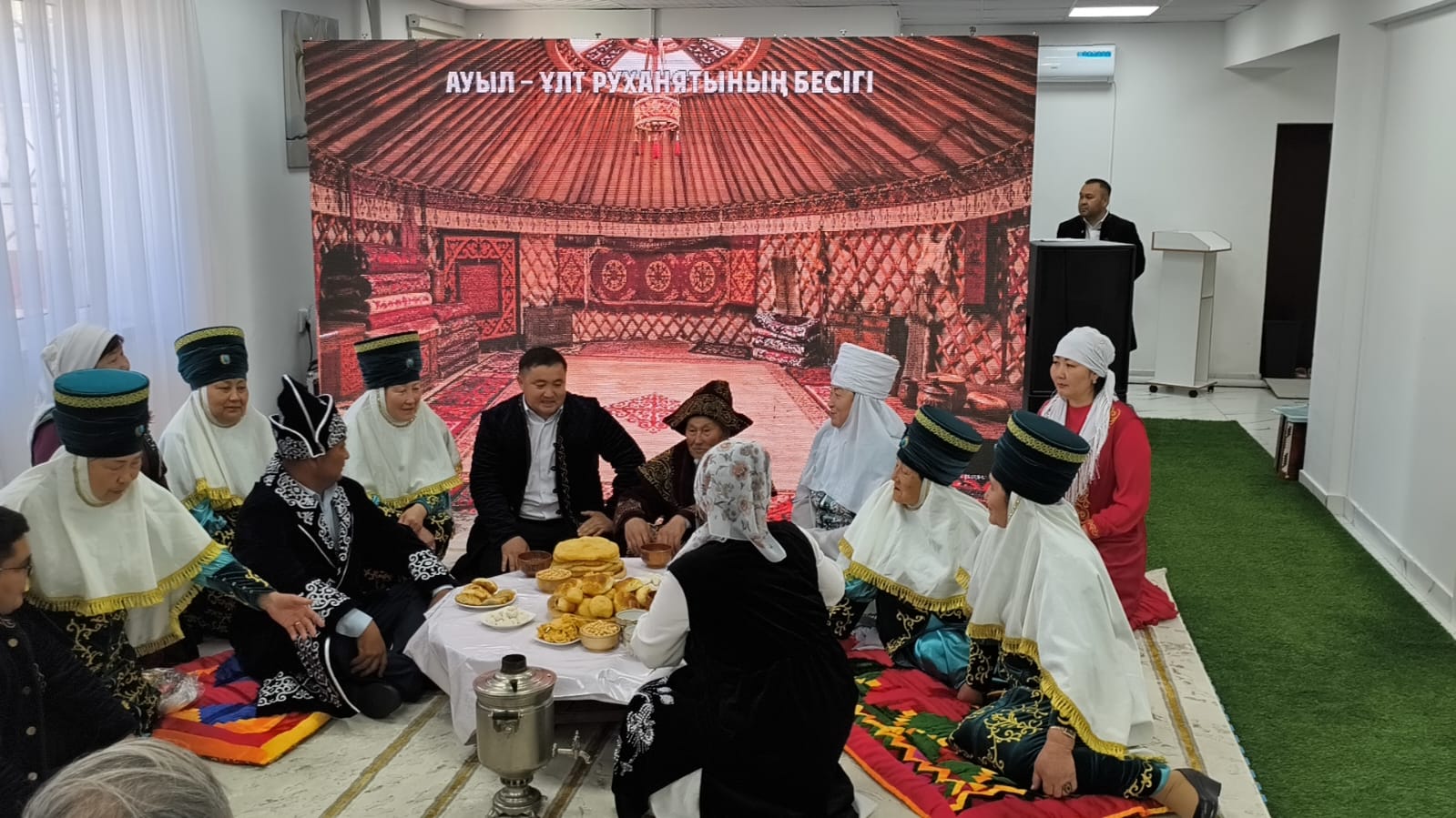 Алакөл аудандық Белсенді ұзақ өмір орталығында ауыл мәдениетін насихаттауға арналған «Ауыл — ұлт руханиятының тірегі» атты тағылымды шара өтті.