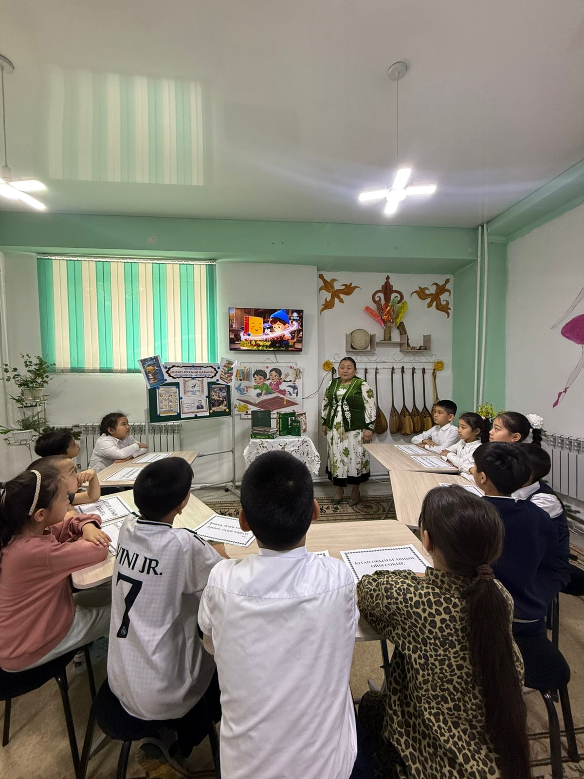 «Ұлттық кітап күні» мерекесіне орай «Ұлттық кітап-жан дүниенің байлығы» тақырыбында педагог-тәлімгер Байбураева Ж.Ш.&nbsp; тәрбие сағатын өткізді