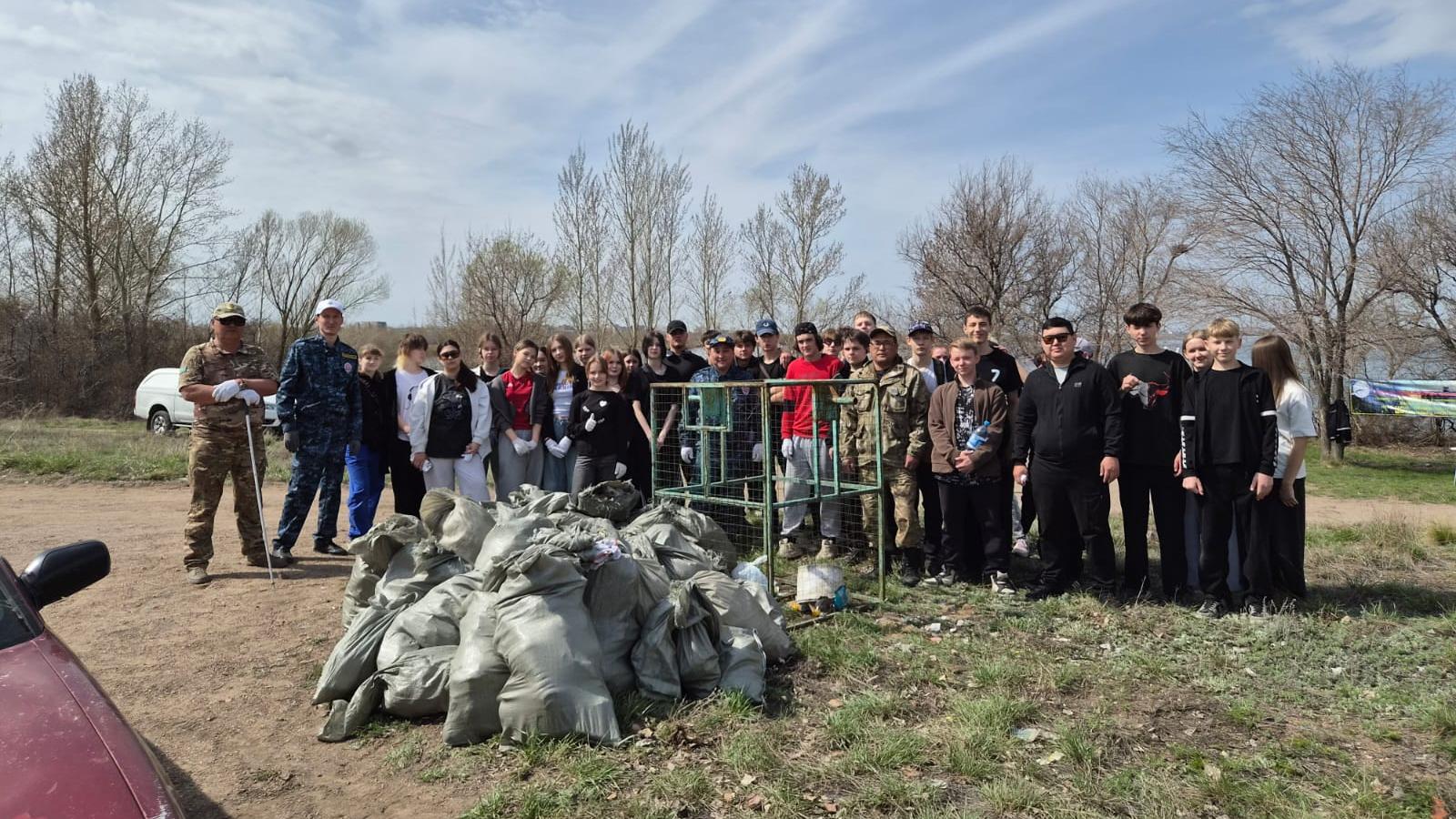 «Чистые водоёмы»: около 40 мешков мусора собрали на берегу Самаркандского водохранилища