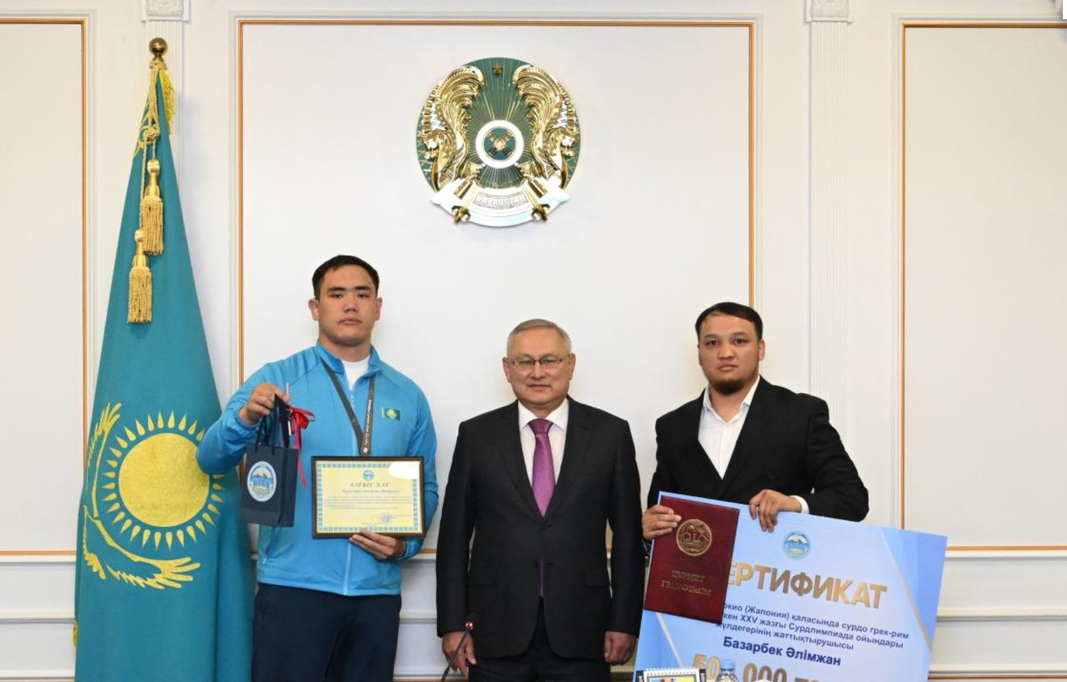 Бейбіт Исабаев XXV Сурдлимпиада ойындарының жүлдегері Рамазан Әбдрасілге бір бөлмелі пәтер кілтін табыстады