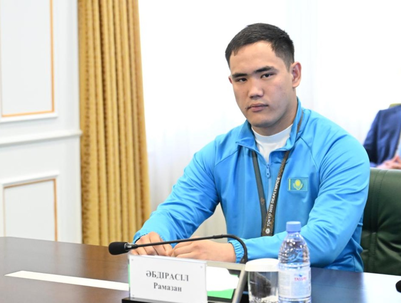 Бейбіт Исабаев XXV Сурдлимпиада ойындарының жүлдегері Рамазан Әбдрасілге бір бөлмелі пәтер кілтін табыстады