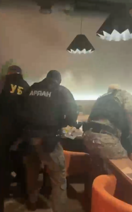 Шымкентте бопсалаушылар тобының жолы кесілді: күдіктілер қылмыс үстінде ұсталды