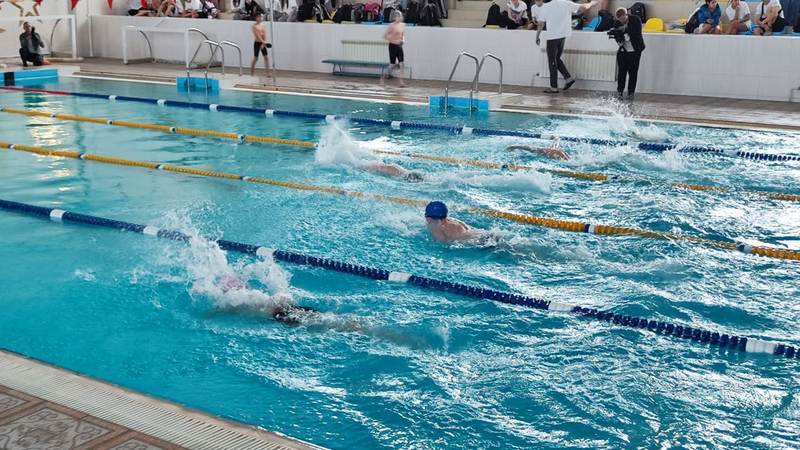 Қарағандыда танымал жүзуші жас спортшыларға қолдау көрсетті