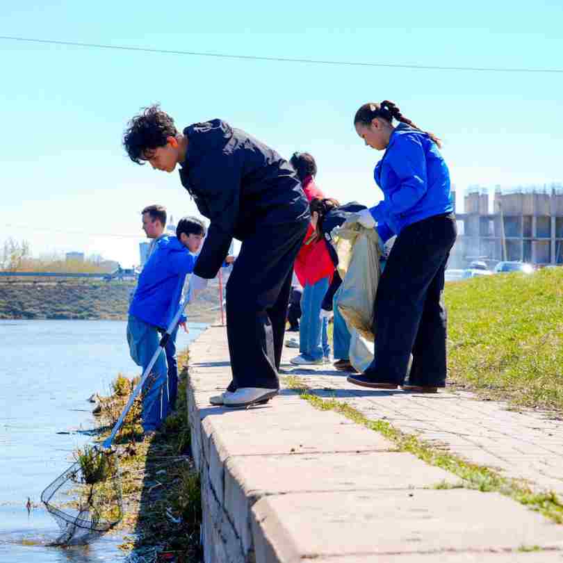 Таза Қазақстан: Более 200 жителей и волонтеров столицы вышли на масштабную экоакцию