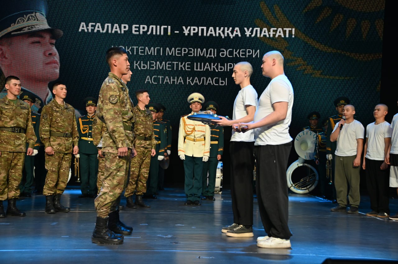 Көктемгі шақыру: Астанада жастарды әскерге шығарып салу рәсіміне 1500 адам қатысты