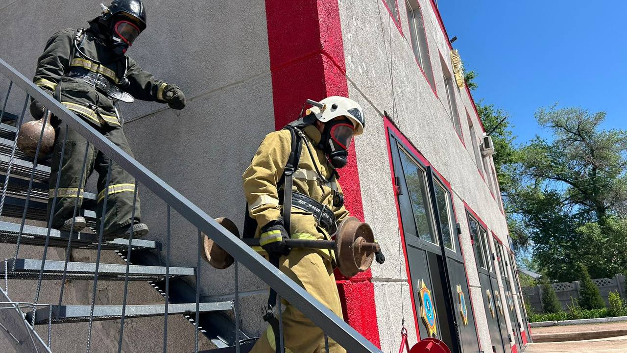 Меркі ауданы Төтенше жағдайлар бөлімі Меркі ауылы №9 өрт сөндіру бөлімінің жеке құрамымен таза ауада тыныс алу органдарын қорғауға арналған аппараттар пайдалану бойынша жаттығулар өткізілді.