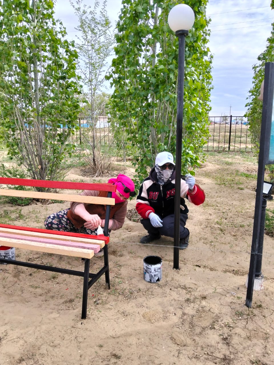 «Таза бейсенбі» акциясы аясында саябақта тазалау және сырлау жұмыстары жүргізілді.