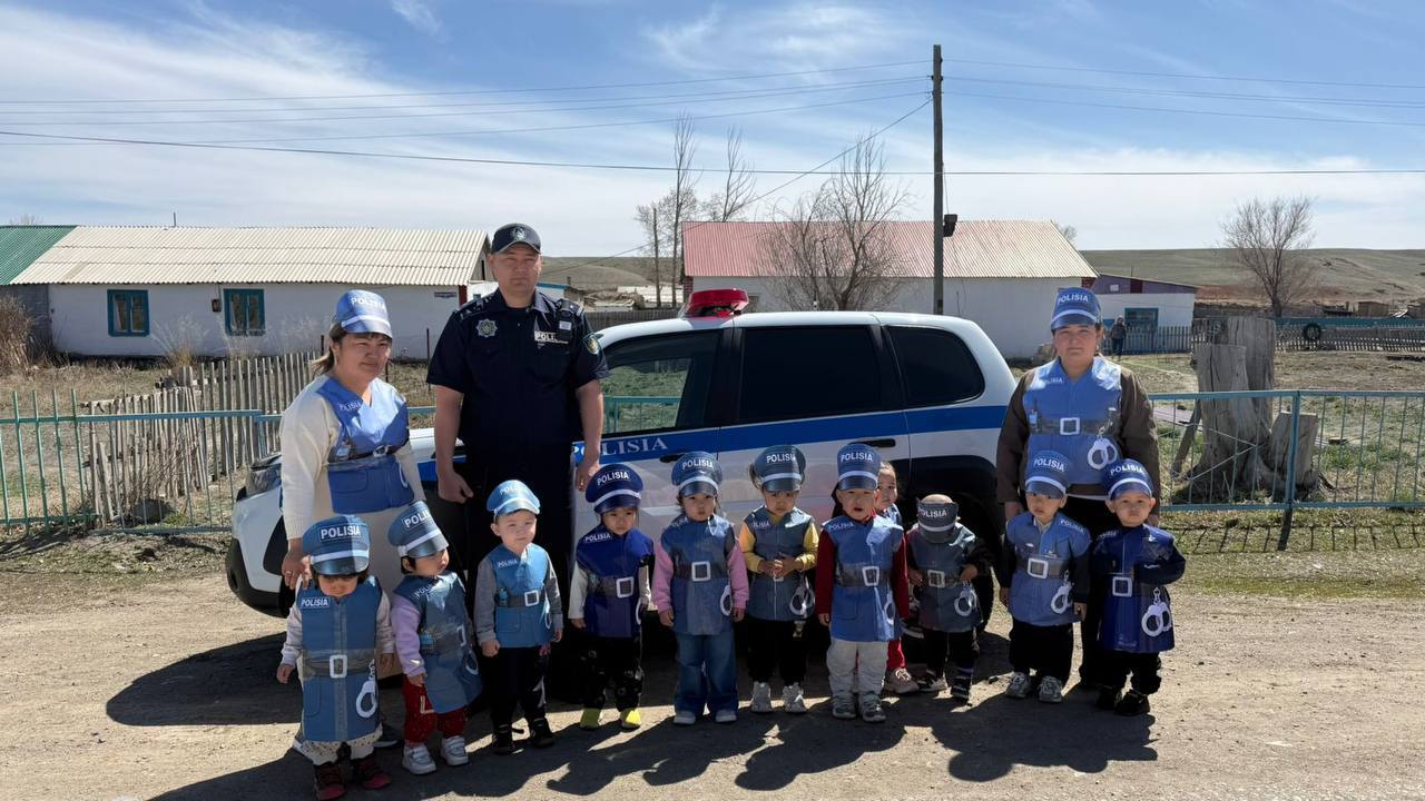 «Сіз сияқты болғым келеді»: Абай облысының полицейлері бөбекжай бүлдіршіндеріне қауіпсіздік сабағын  өткізді