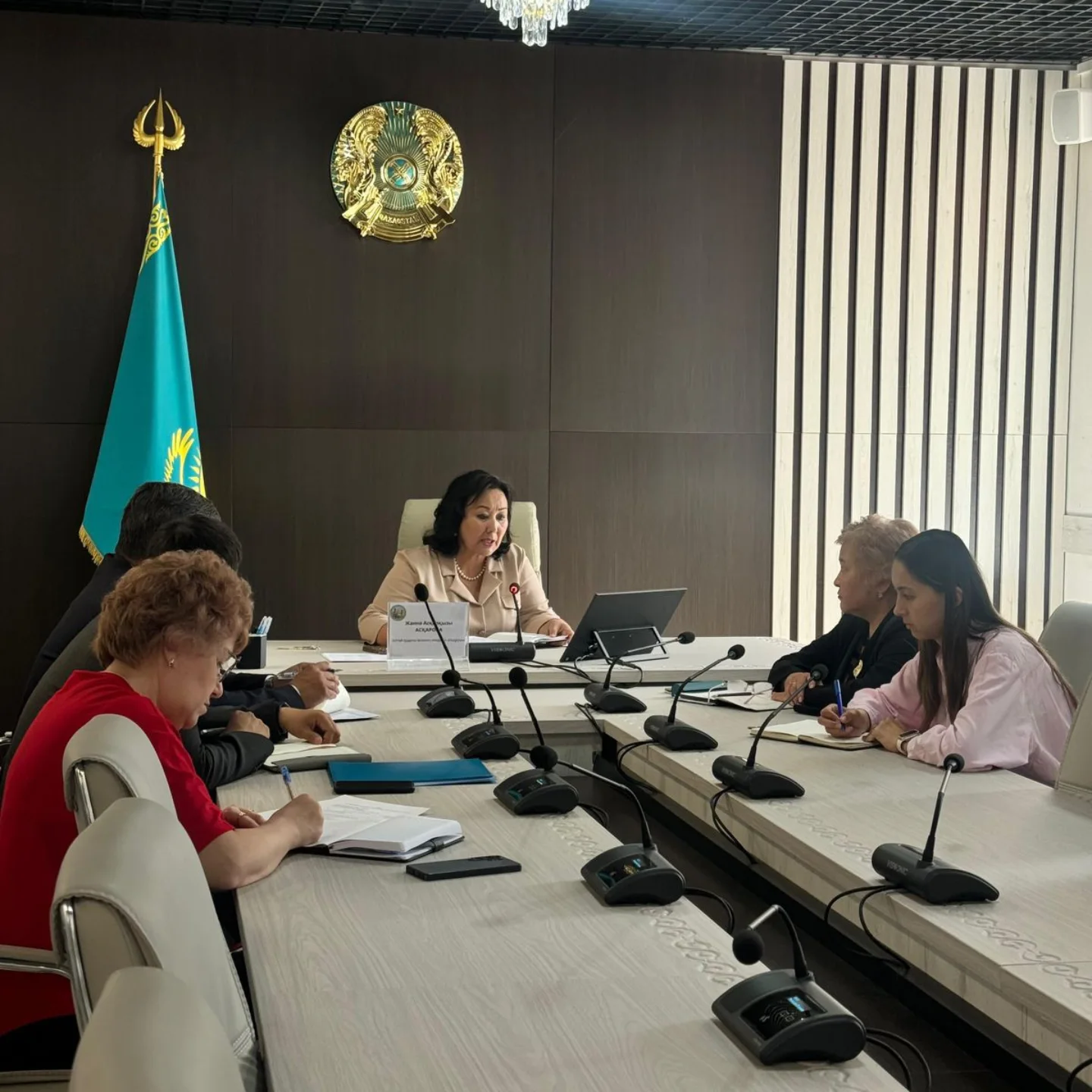 Алтай ауданының әдеп жөніндегі уәкілі, әкімнің орынбасары Ж.Аскарова мемлекеттік қызметшілермен қызметтік этика және сыбайлас жемқорлыққа қарсы мінез-құлық мәселелері бойынша әңгіме өткізді.