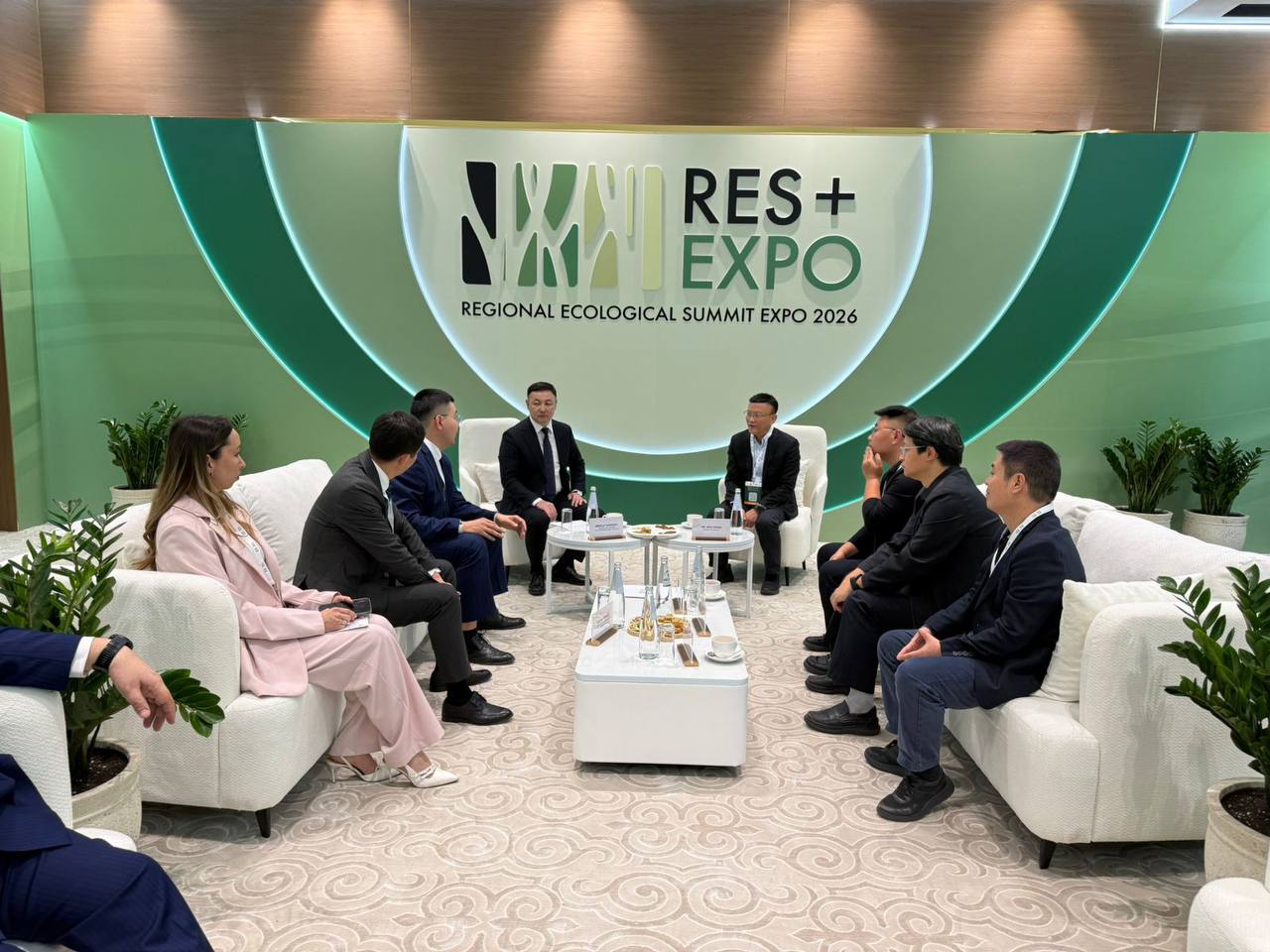 Экологиялық реттеу және бақылау комитетінің төрағасы Е.С.Кожиковтың Шэньчжэнь қаласы Муниципалдық экология және қоршаған орта бюросы делегациясымен кездесуі