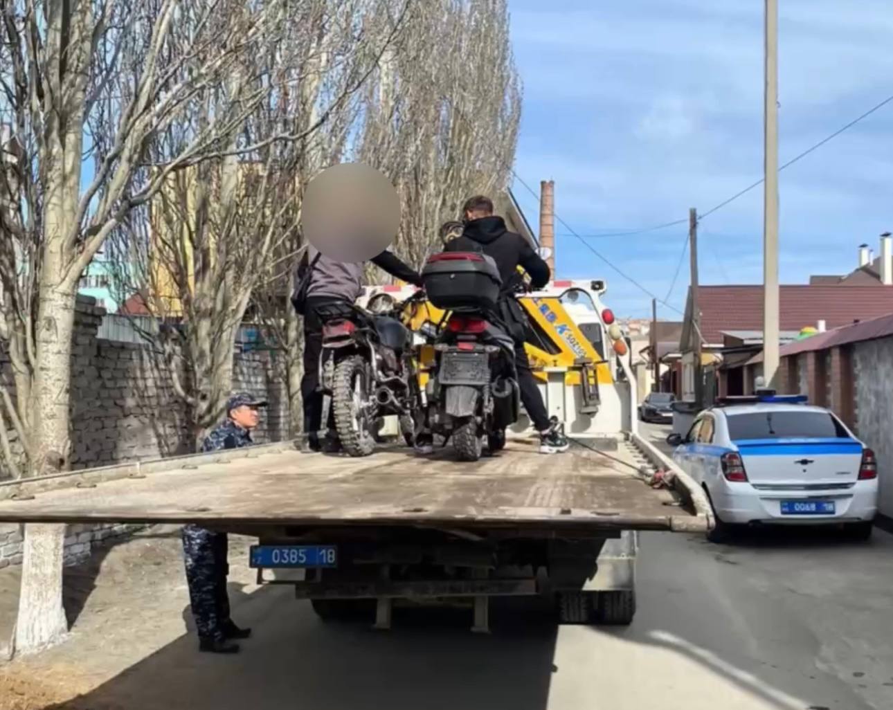 Көлік нөмірі мен жүргізуші куәлігі жоқ: Абай облысының полицейлері екі мотоцикл жүргізушісінің жолын кесті.