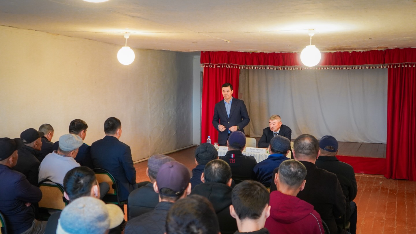 Қызылбұлақ ауылдық округінде тұрғындармен кездесу өтті