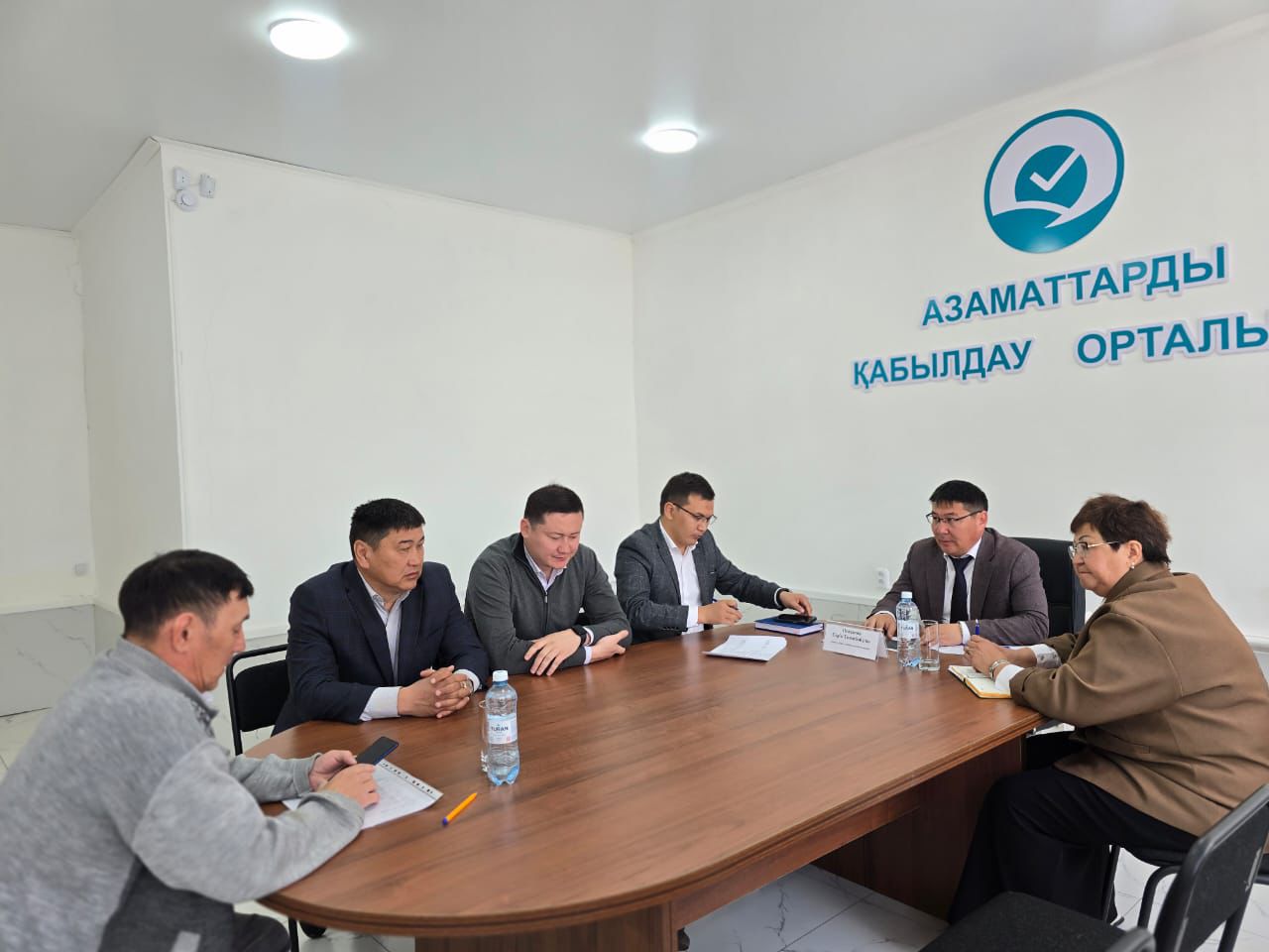 Аудан әкімінің міндетін атқарушы С.Т. Исаханов мәслихат төрағасы Р.Қ. Ғабдуллинамен бірлесіп азаматтарды жеке қабылдауды өткізді