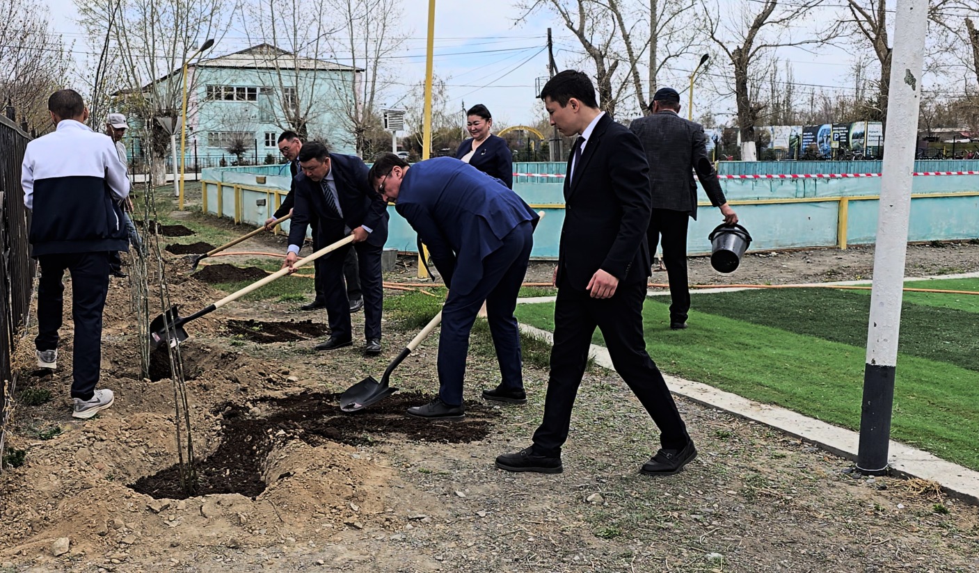 «Қаладан ауылға» бағдарламасы  аясындағы басқарма басшысы Б.Ердембековтың Ақсуат ауданындағы жұмыс сапары  барысында  өңірдегі бірқатар білім ошақтарына барып, олардың тыныс-тіршілігімен танысты