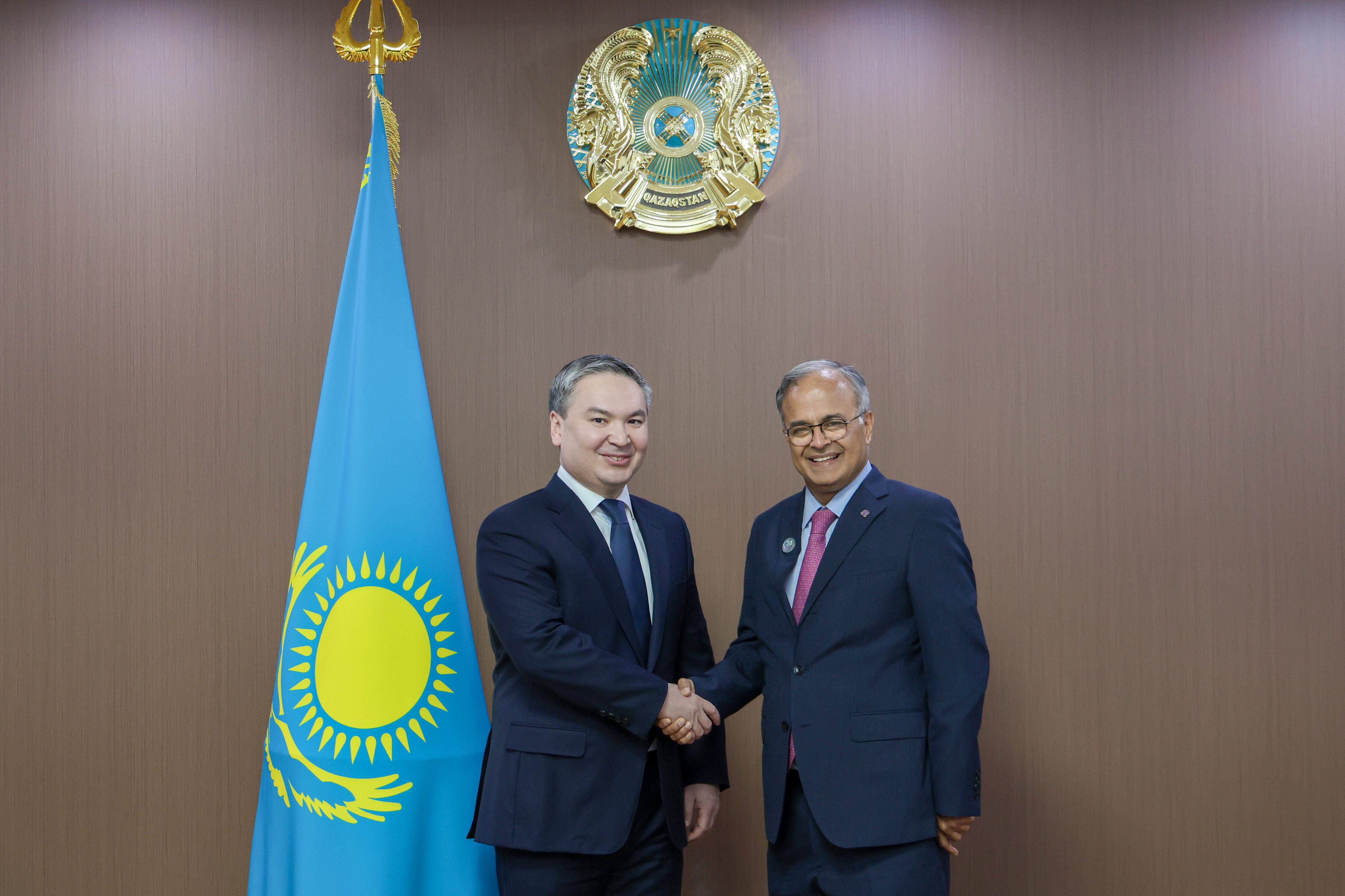 Ерсайын Нагаспаев провел встречу с Генеральным секретарем ОЭС Асадом Маджид Ханом