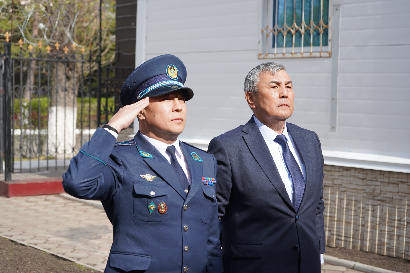 СҚО-да қызметтік борышын өтеу кезінде қаза тапқан полицейлерге гүл қойылды