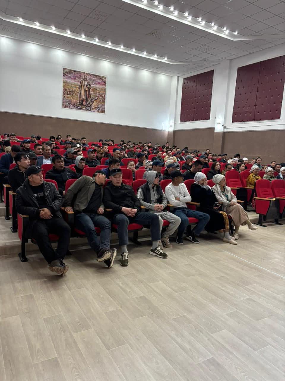 Қарақия ауданының әкімі Жетібай ауылында тұрғындарды қабылдады