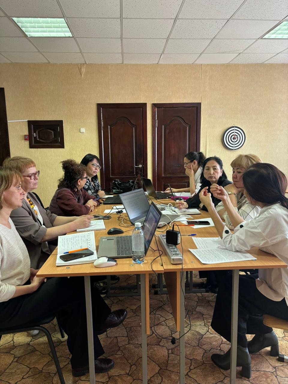 Білім сапасын арттыруға бағытталған іс-шаралар аясында департаментта оқу пәндері бойынша күрделі оқу бағдарламаларының тақырыптарын анықтау үшін жұмыс тобын құрды